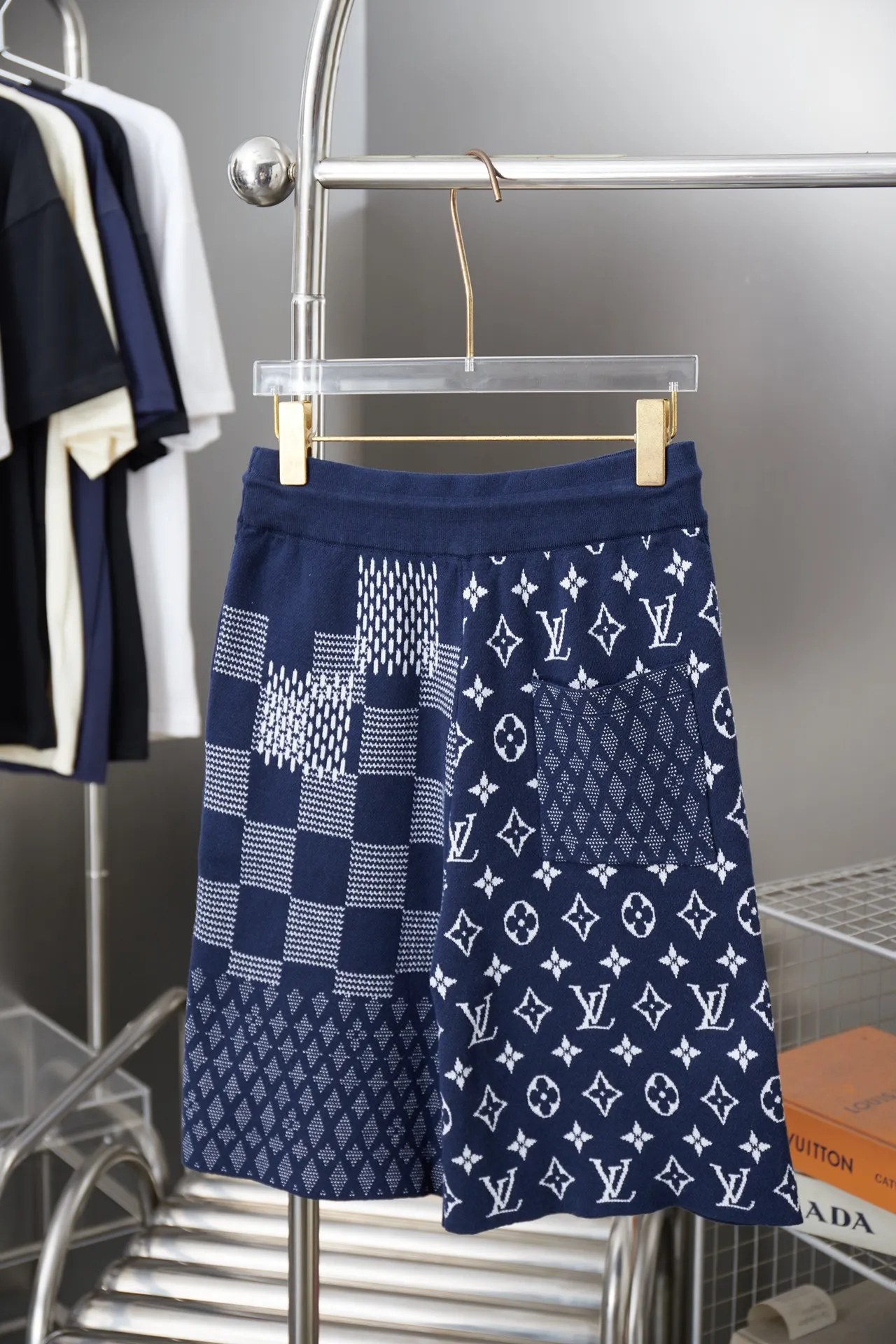🅿️220 LV Louis 25ss spring and summer new style 3️⃣color jacquard knitted shorts Light luxury A must-have item for daily commuting for men and women Correct version Welcome to compare Detailed features · Made of high-viscosity cotton material, high-count cotton is added to keep it dry and avoid stuffiness · Use exquisite intarsia patchwork technology to interpret Damier and Monogram patterns in soft indigo tones, and are full of intarsia patterns · Threaded waistband, elastic waistband · Customized hardware clock · Original main mark, washed tag, branded moisture-proof paper packaging Color: Blue Size: S/M/L/XL
